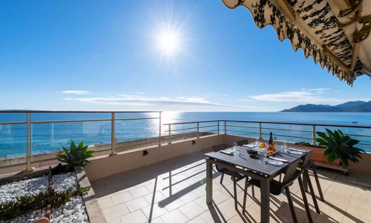 Cannes La Bocca Apartment | 3P Panoramic View & Beach Access
