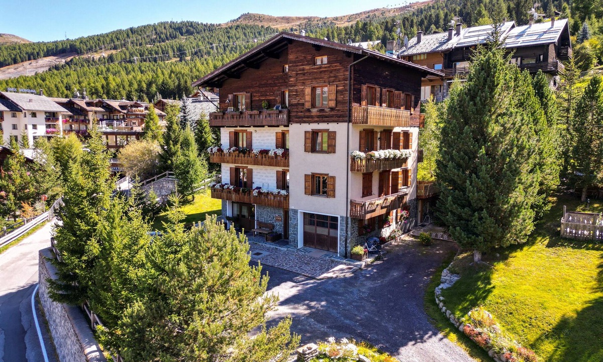 Teola Ski Chalet | Apartment 1 Shared Garden and Wi-Fi
