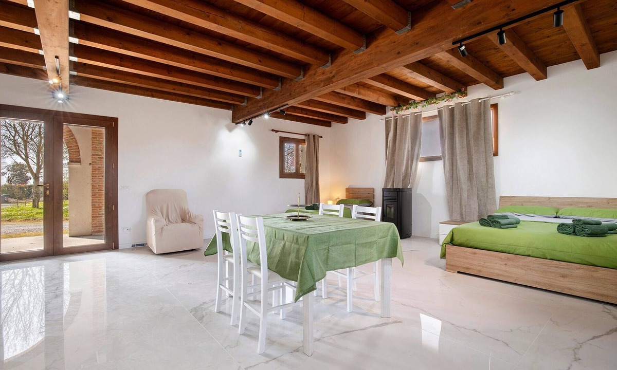 Ca' Pirami Apartment | Apartment 'Elena' with Shared Pool, Garden, and Wi-Fi