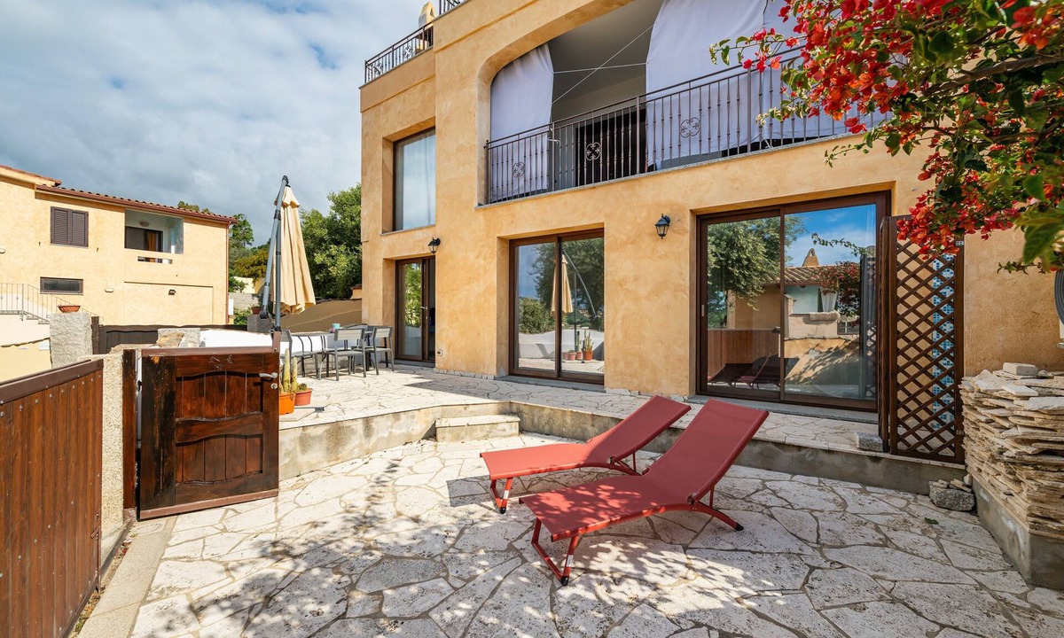 Chia Apartment | Apartment 'L'Angolo Di Noemi - Chia' with Wi-Fi and Air Conditioning