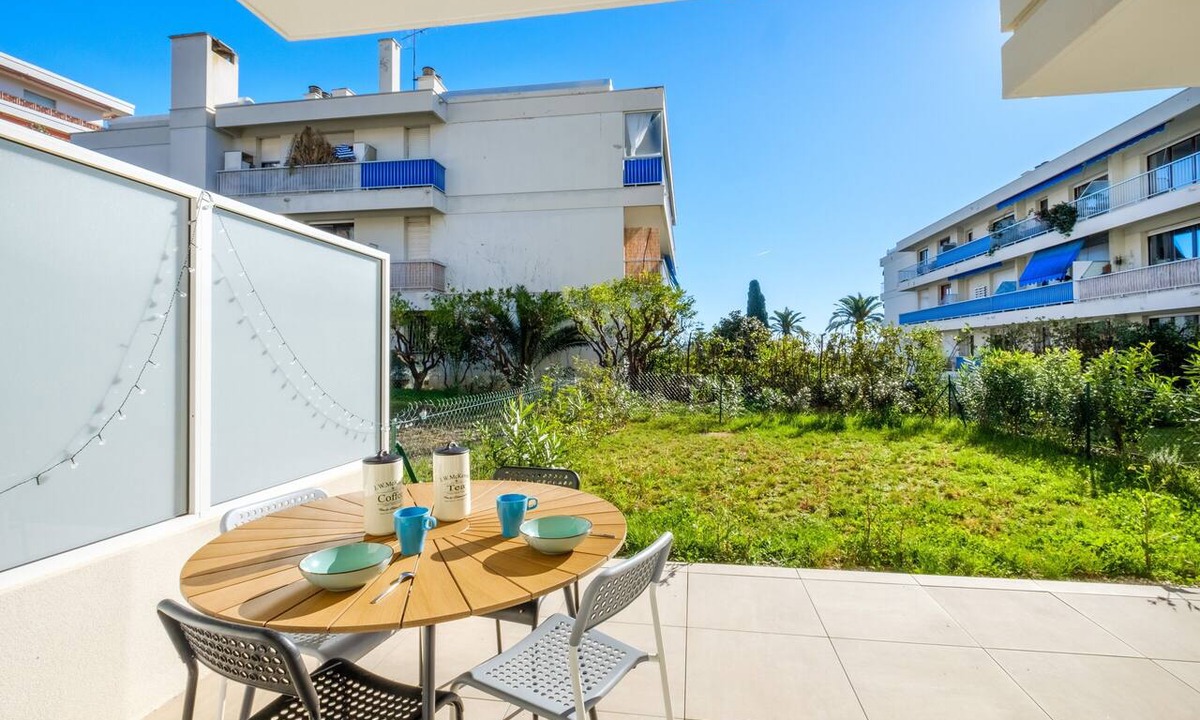Caucade Apartment | Apartment 'Le Jasmin' with Private Terrace, Wi-Fi and Air Conditioning