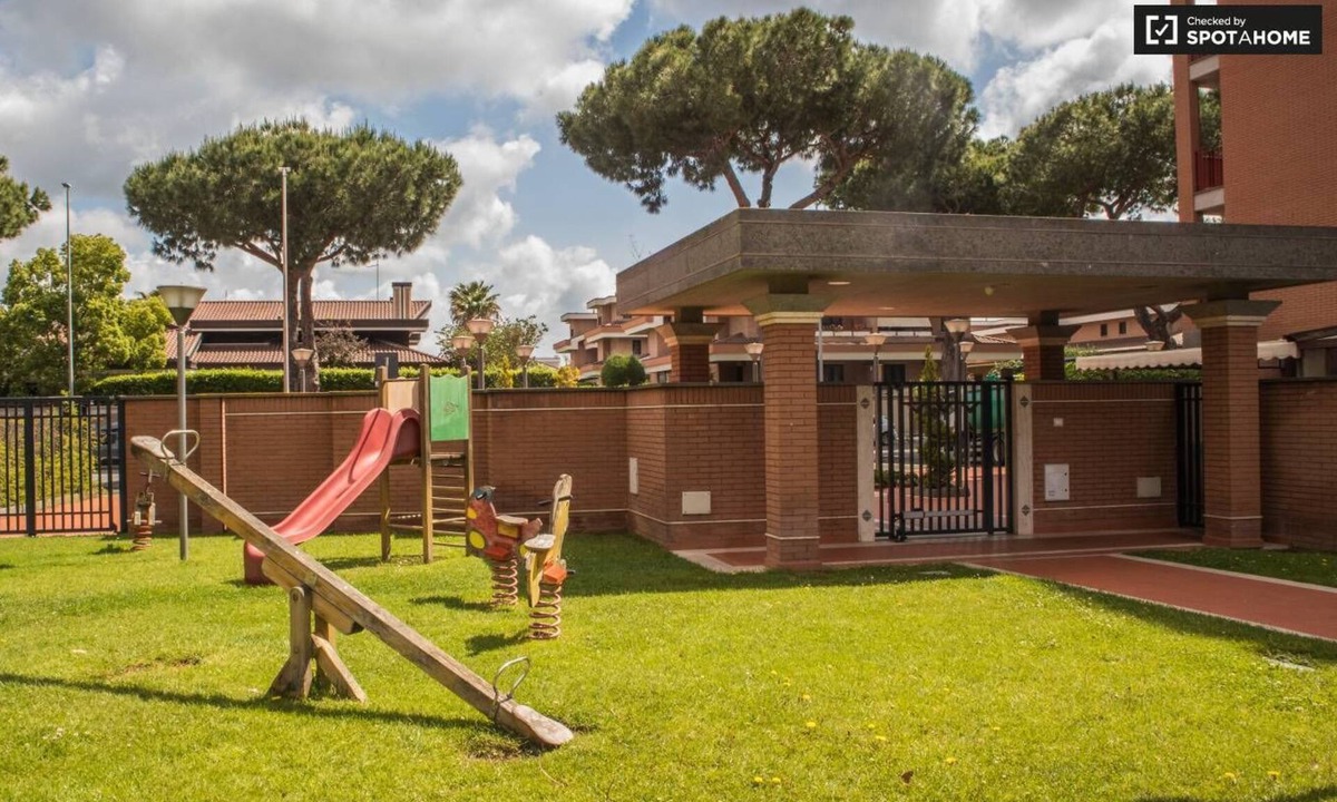 Zona XXX Castel Fusano Apartment | Apartment Long Stay Rome Area I Triangoli with garden in the backyard