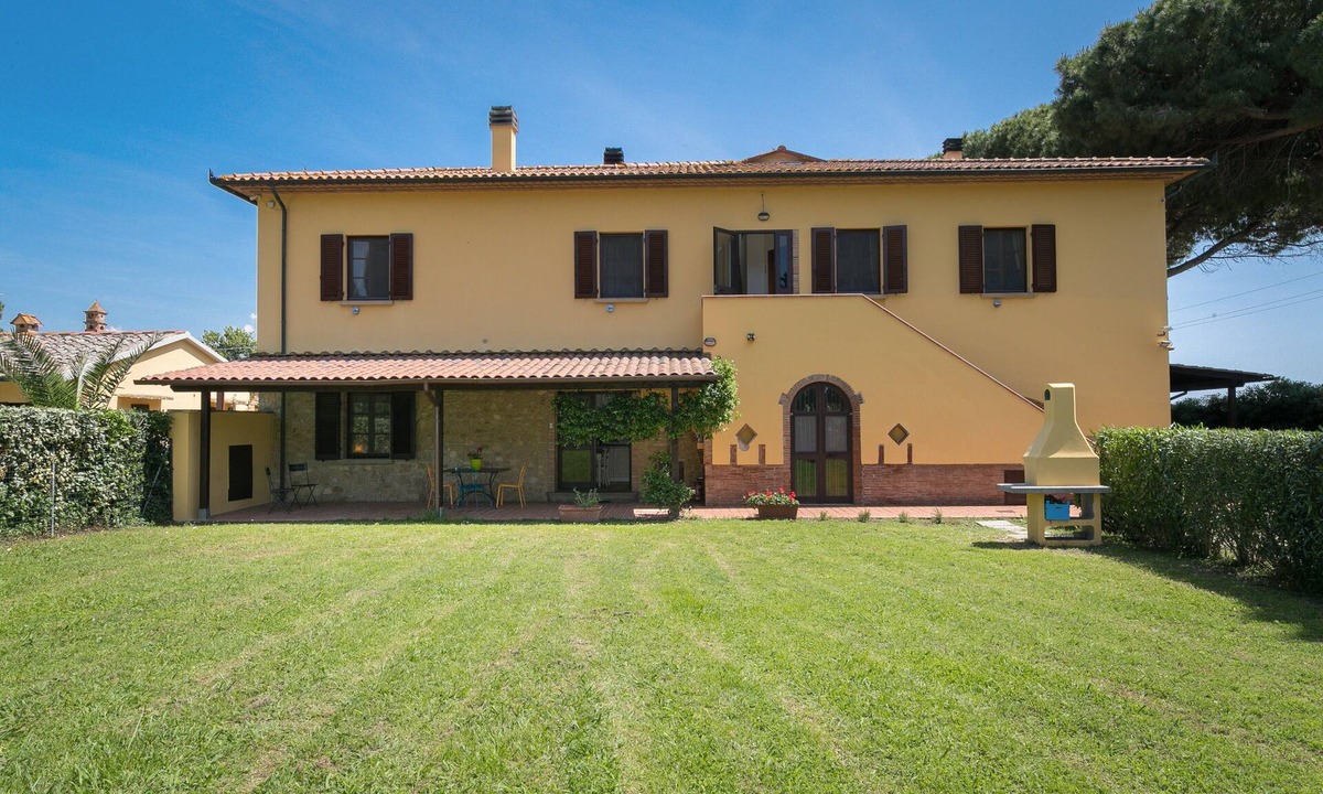 Cecina House | Apartment 'Podere Nuti - 2 Beloro' with Shared Pool, Shared Garden, and Wi-Fi