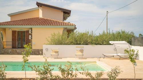 Monte Longu Apartment | Appartamento Posada con piscina e parcheggio privato vicino al mare