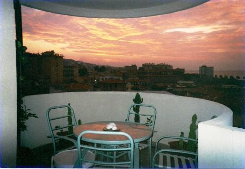 Vallecrosia Apartment | Appartamento - terrazzo vivibile vista mare, wi-fi e box gratuiti