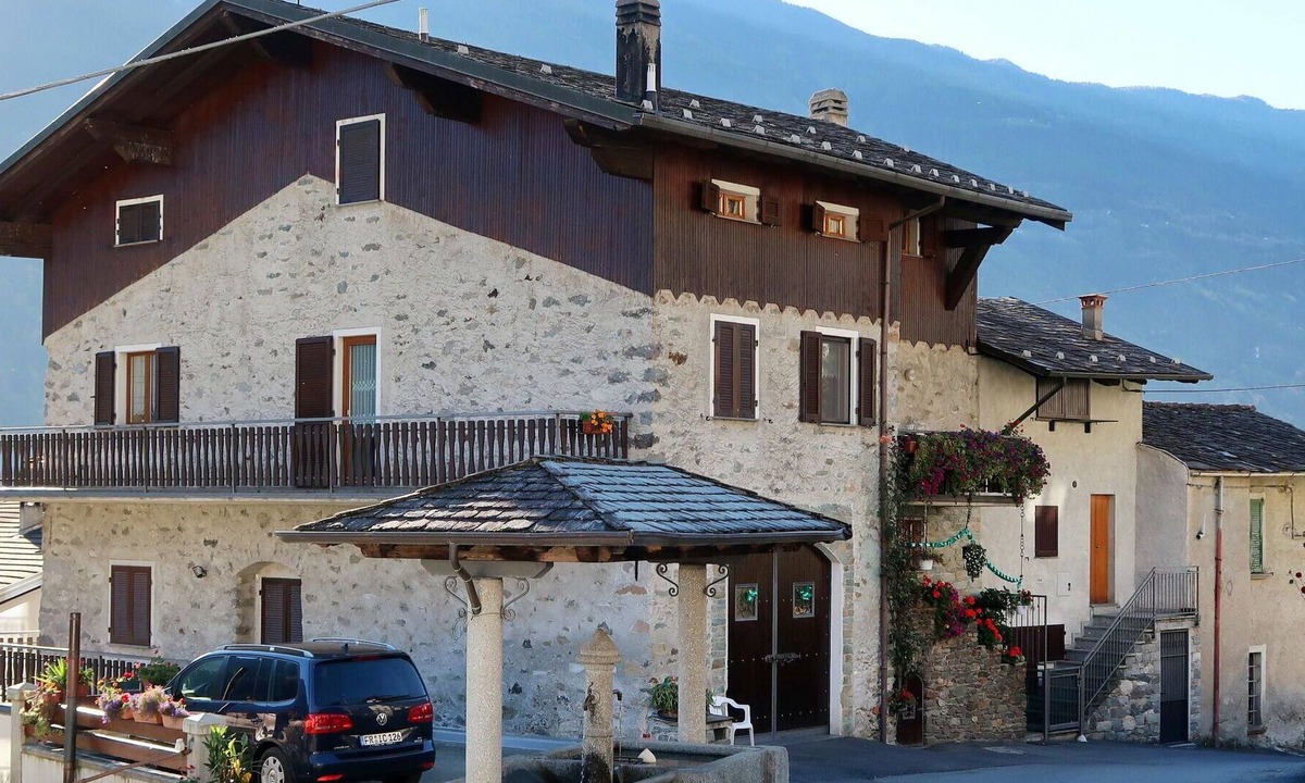 Valtellina Apartment | Beautiful apartment for 4 guests with WIFI, TV, terrace, pets allowed and parking