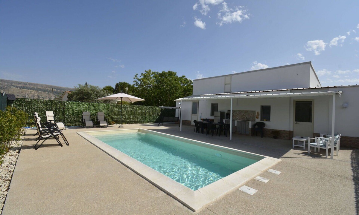 Comiso Villa | Beautiful private villa for 6 people with private pool, A/C, WIFI, patio and pets allowed