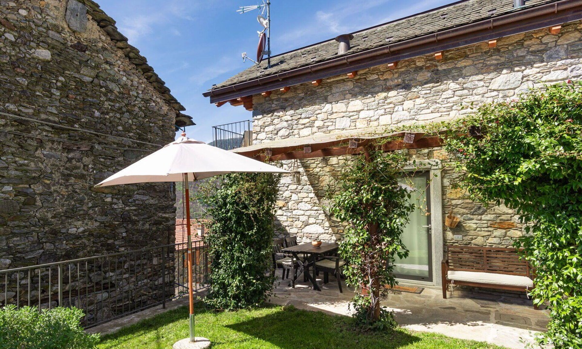 Peglio House | Beautiful private villa for 4 guests with WIFI, TV, terrace and pets allowed