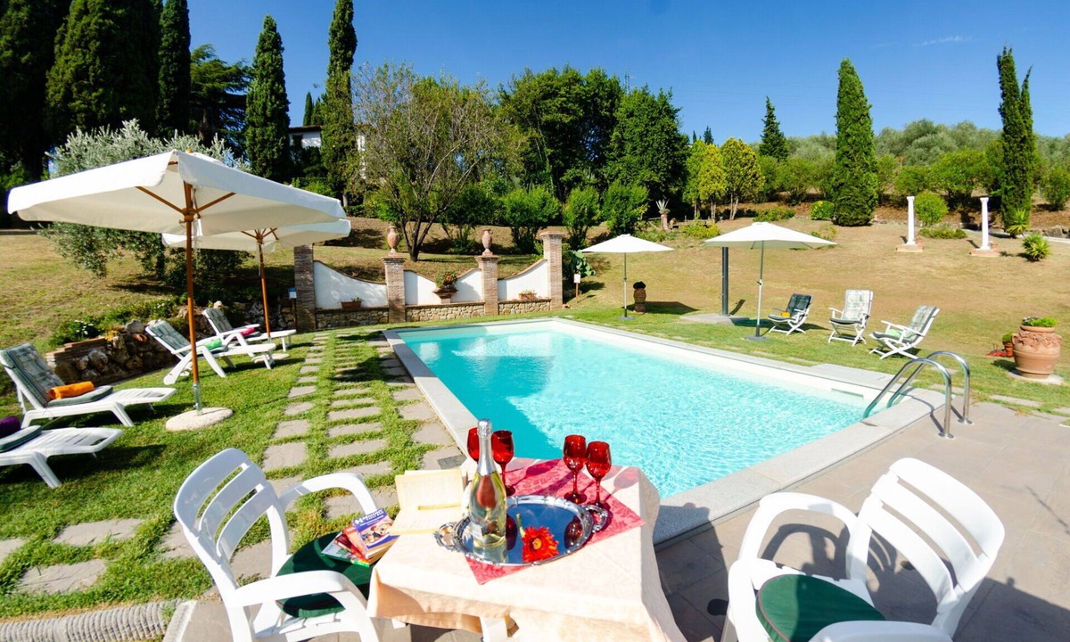 Uzzano Villa | Beautiful private villa for 10 people with WIFI, private pool, A/C, TV and pets allowed