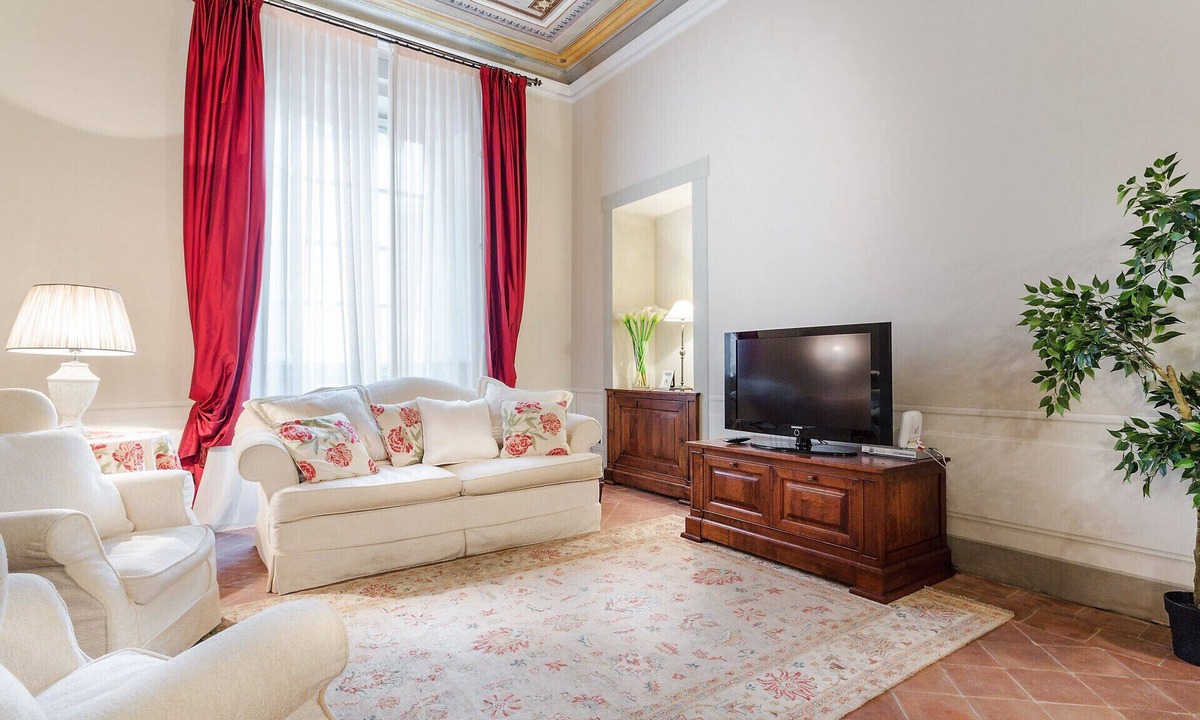 Lucca Historical Center Apartment | BEYOND THE EXTRAORDINARY Romantic Quiet Spacious Apartment Next to Guinigi Tower