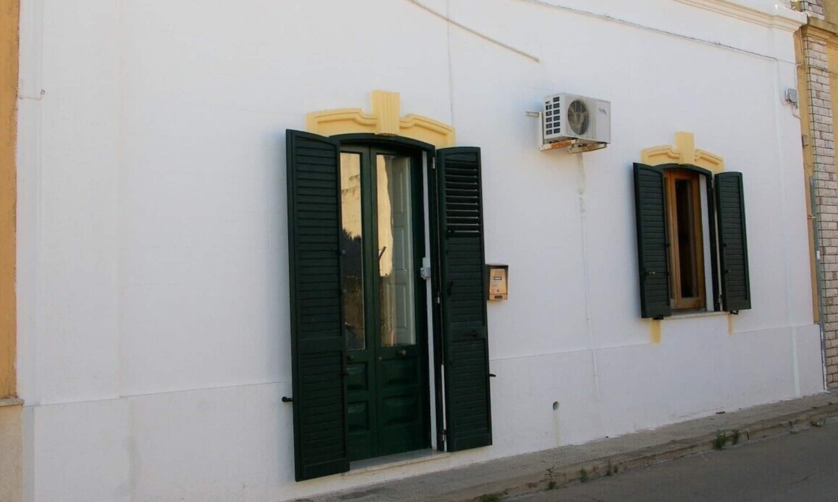 Alliste House | CASA DEBORA located 1km from the sea, with vaulted ceilings