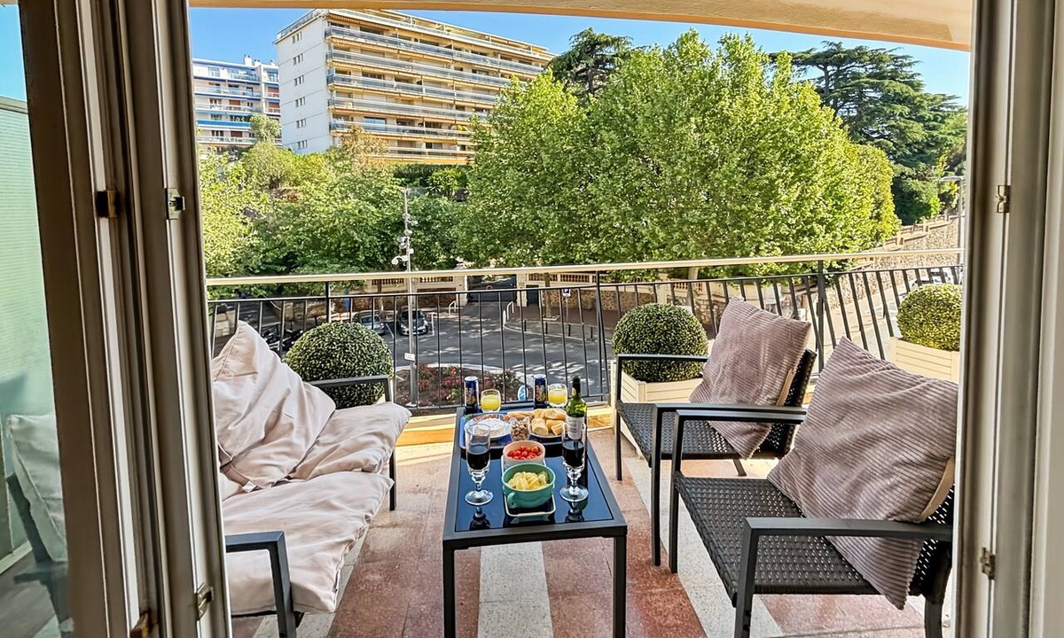 Riou - Petit Juas - Av de Grasse Apartment | Comfortable and fully equiped two bedroom apartment