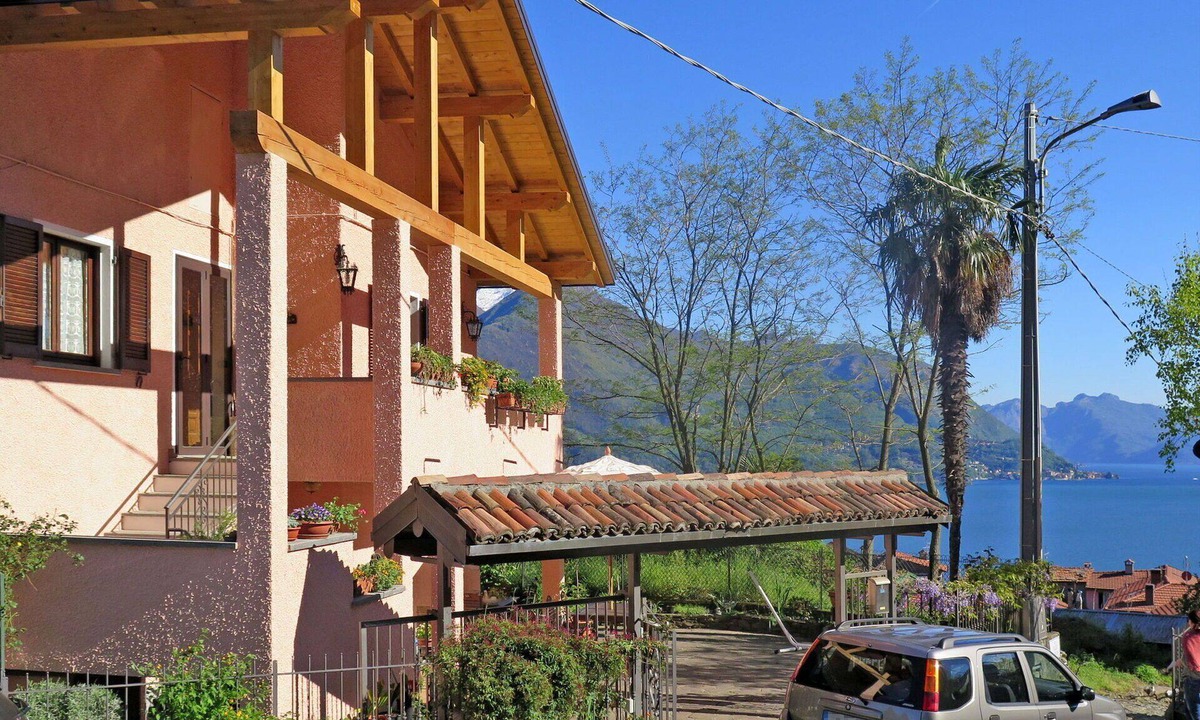Santa Maria - Rezzonico Apartment | Cosy apartment for 4 guests with WIFI, TV, terrace and pets allowed
