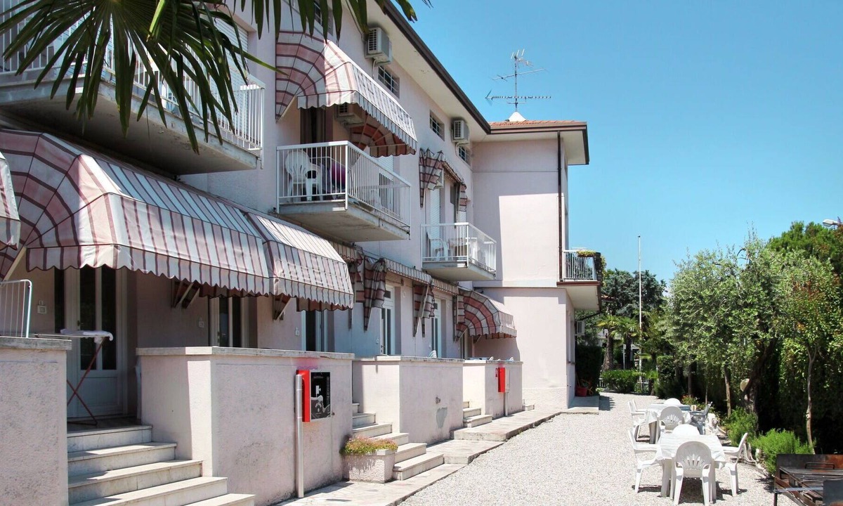 Colombare Apartment | Cosy apartment for 6 people with pool, A/C, WIFI, TV, patio, pets allowed and parking