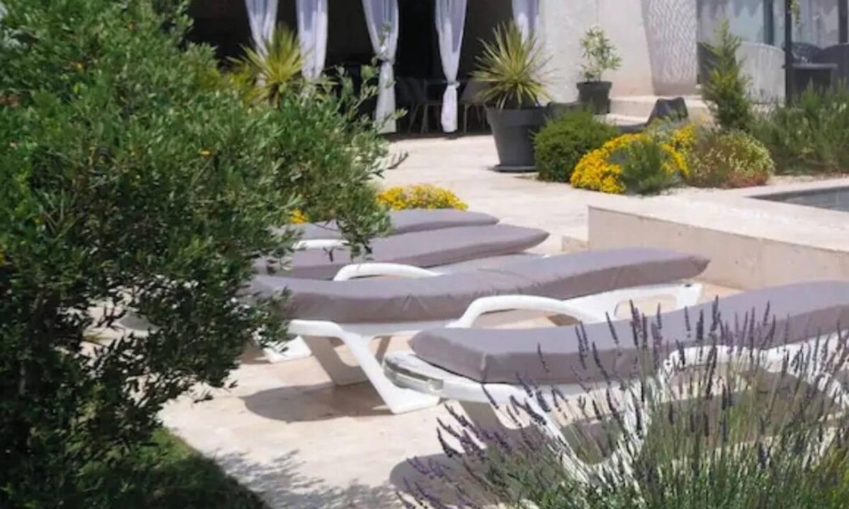 Raphele-les-Arles Bed & Breakfast | Couples getaway with pool and pool house