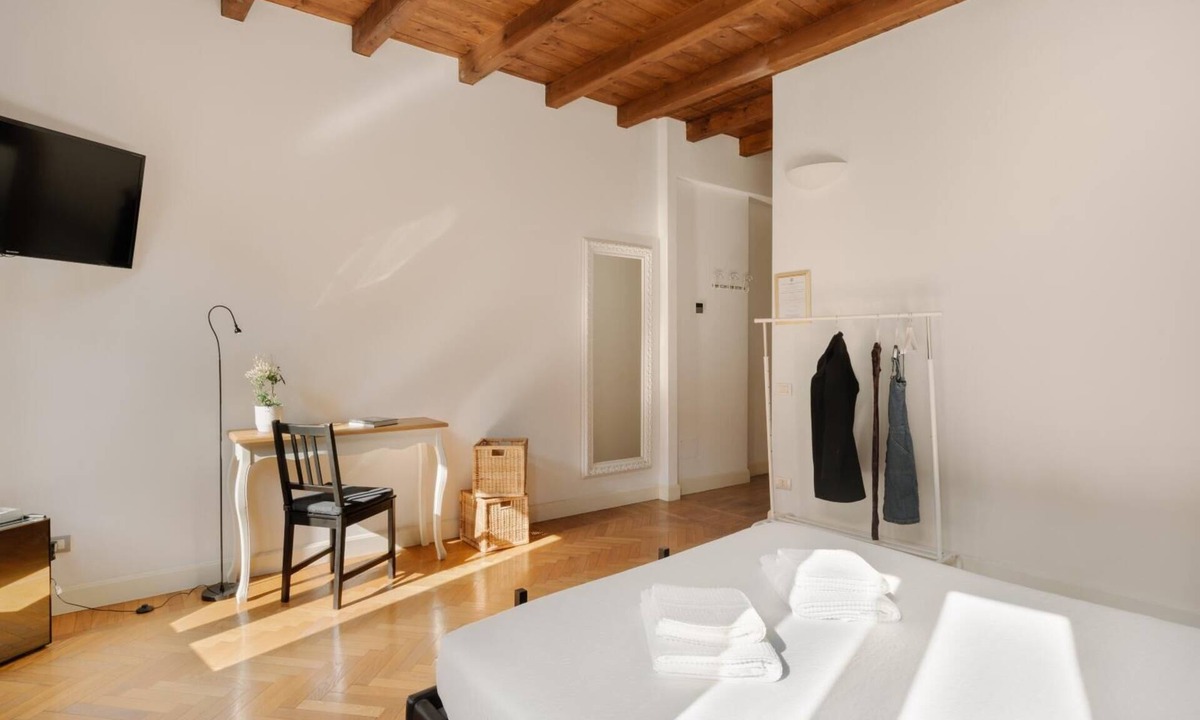 Borgo San Leonardo Hostel | Deluxe spaciuos double room with large modern ensuite bathroom and airconditioning