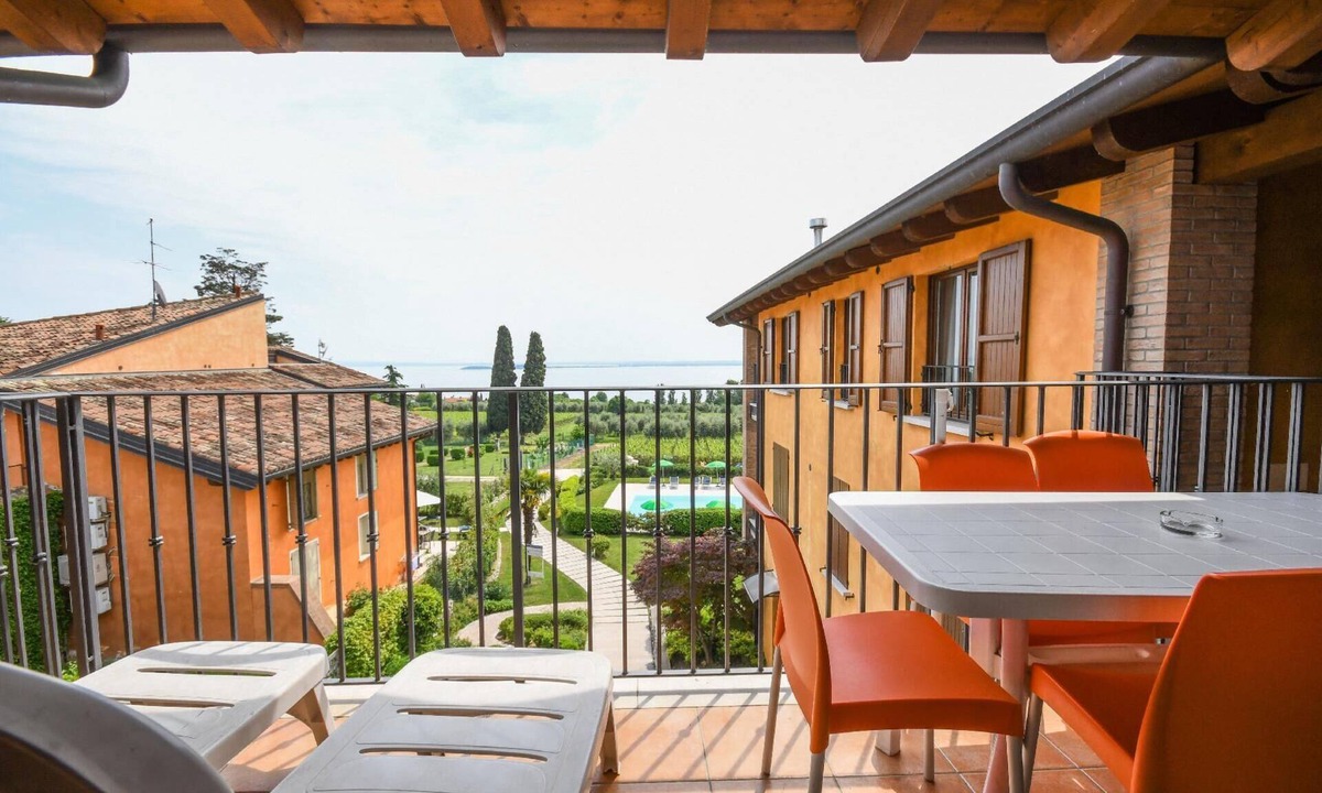 Moniga del Garda Apartment | Flat with balcony, garden and lake view