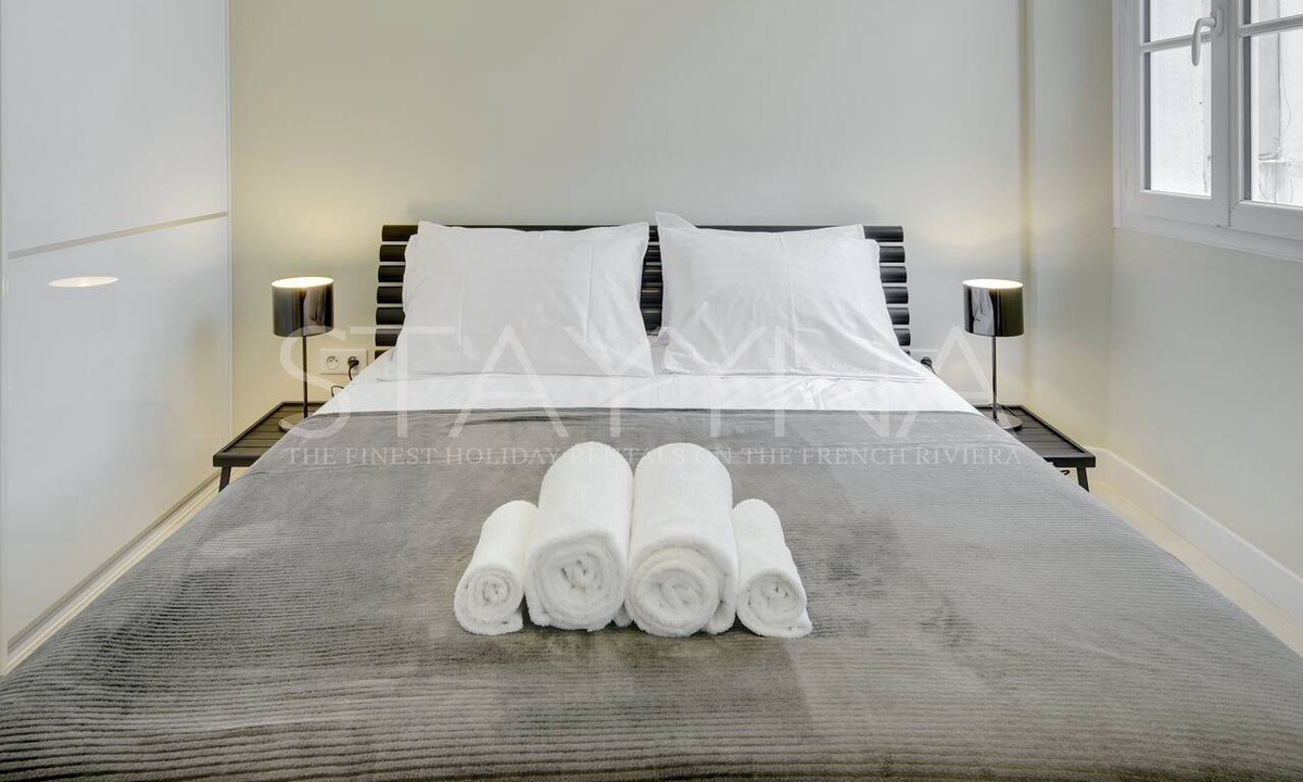 Carre d'Or Apartment | Fuchsia 1 bedroom apartment VRBO