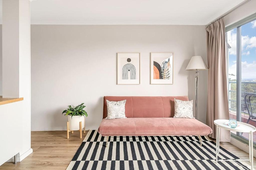 Newtown Apartment | 'Georgina' Mid-Century Modern Poolside Stay