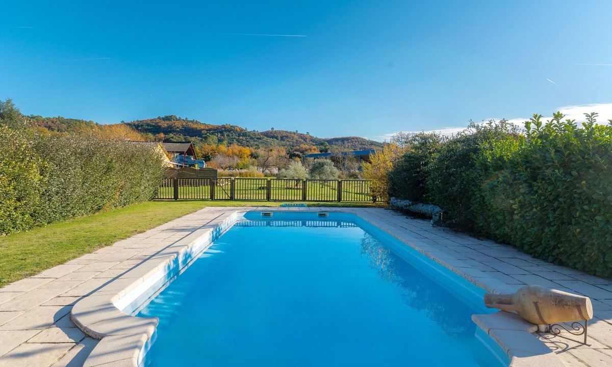 Greoux-les-Bains House | Gîte 'Fleur De Thym' with Shared Pool, Communal Terrace and Air Conditioning