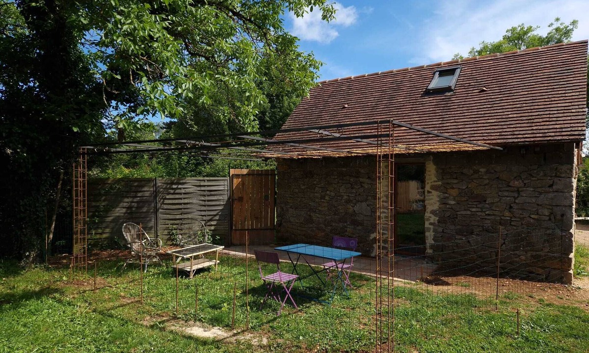 Loubressac Apartment | Gîte/Studio sleeps 2 with enclosed garden (pets welcome) and large shower.