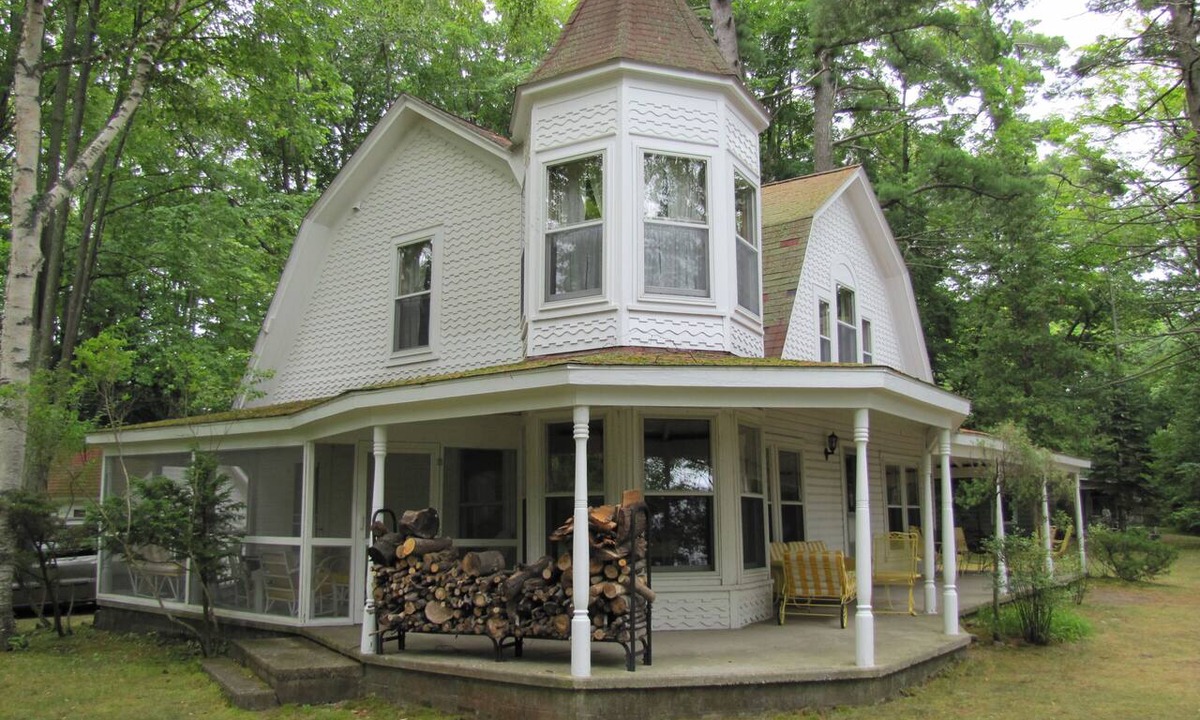 Alden House | Half Price Fall Color Discount. 3 day minimum