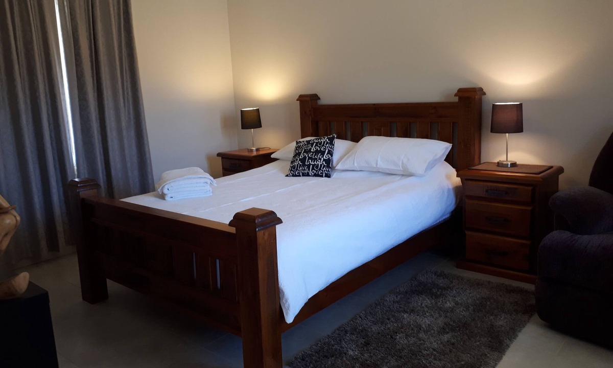 Kurrajong House | Highfields Country Cottages Valley View Sleeps 2 couples 1 Bedroom & QSofa