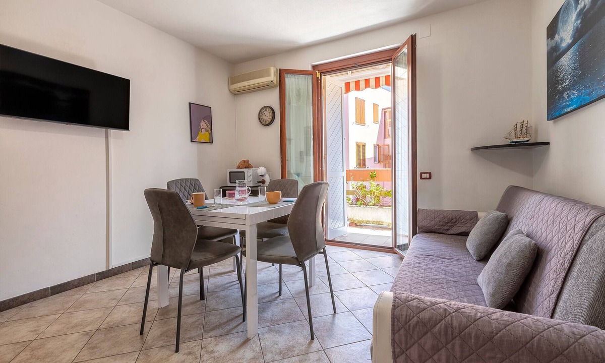 Alghero Apartment | Holiday Home 'Casa 'Sole Del Lido' with Balcony and Air Conditioning