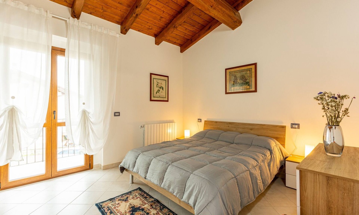 Firenzuola House | Holiday Home 'Numero 2' with Shared Garden