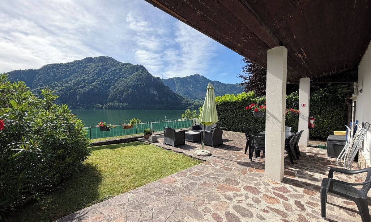 Idro House | House by the lake with garden