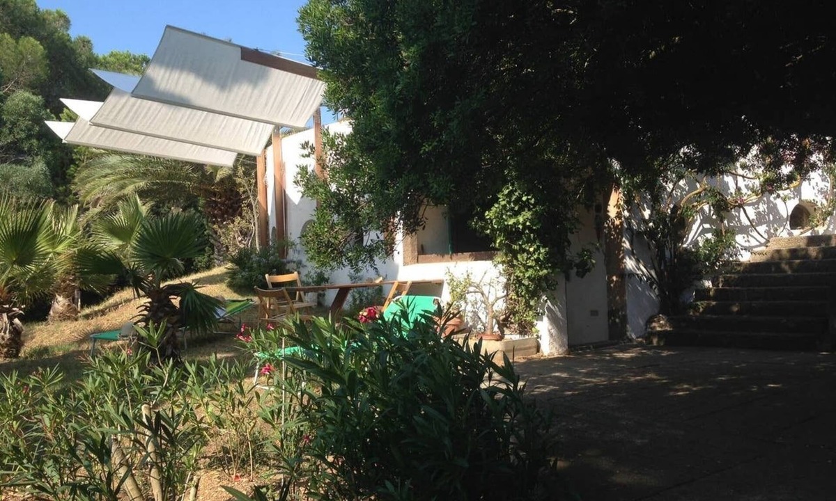 Rio Marina House | Independent studio in villa with garden.