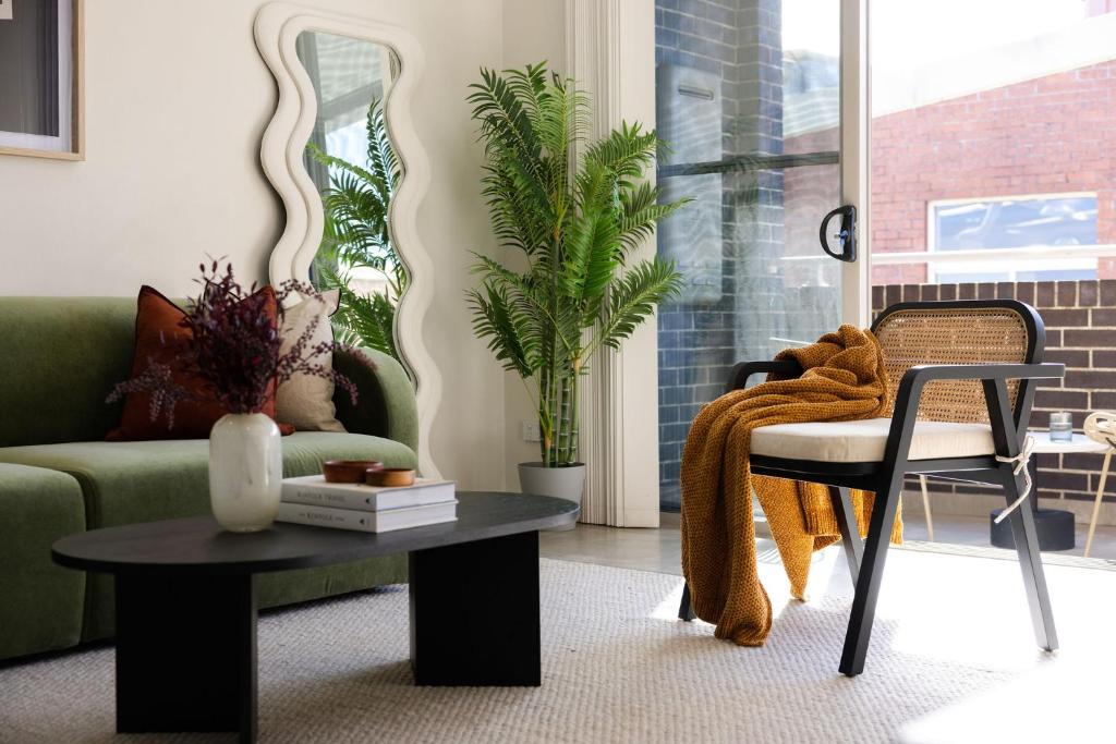 Alexandria Apartment | Kahlo Alexandria - Stylish 2 bdrm Walk to Train