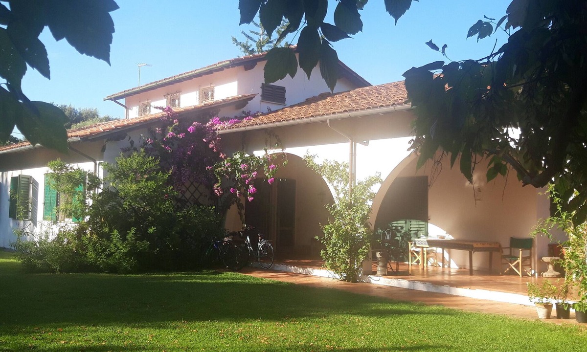 Poveromo Villa | Large 60s villa with large garden, near the sea.