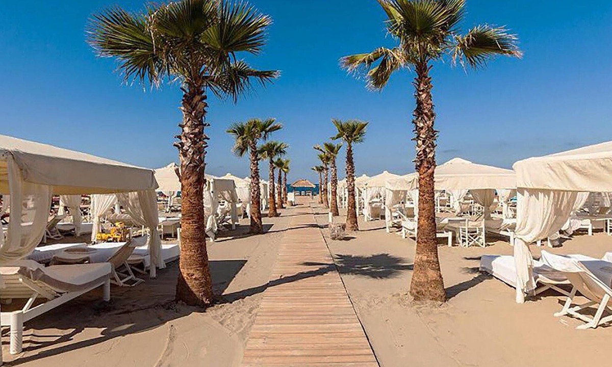 Ronchi Villa | *LAST MINUTE* VILLA TORRE Sleeps 8 with 2 pools, A/C few steps from the beach
