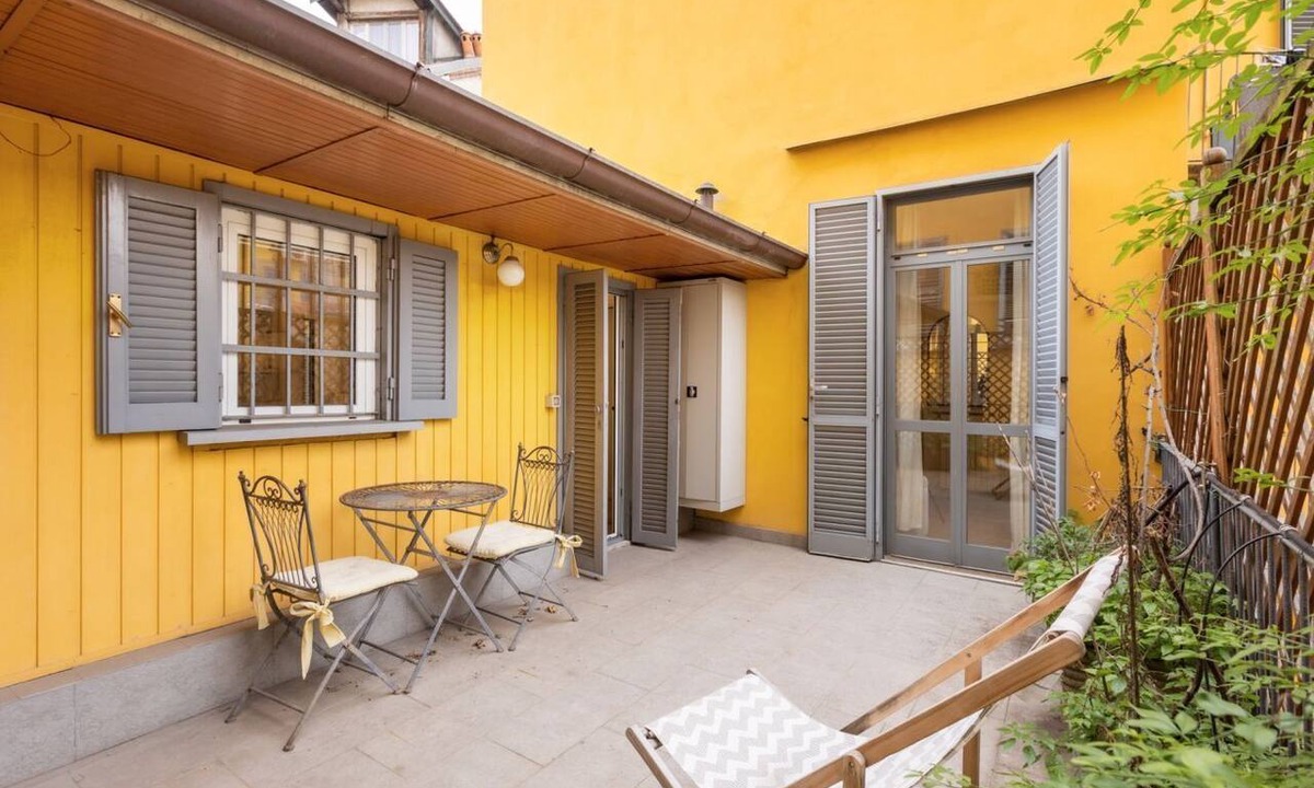 Porta Volta Apartment | Located on the second floor of a typical Milanese condominium, this two-room apartment combines comfort and contemporary style. The flat features a fully equipped kitchen, ideal for those who love to cook and host. You will find a hob, oven, fridge, dish