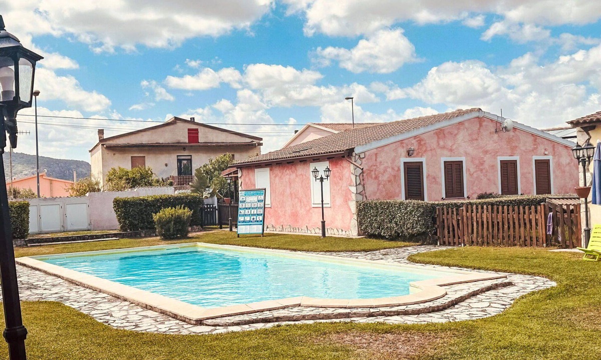 Viddalba Apartment | Lovely apartment for 4 people with A/C, pool, TV and patio