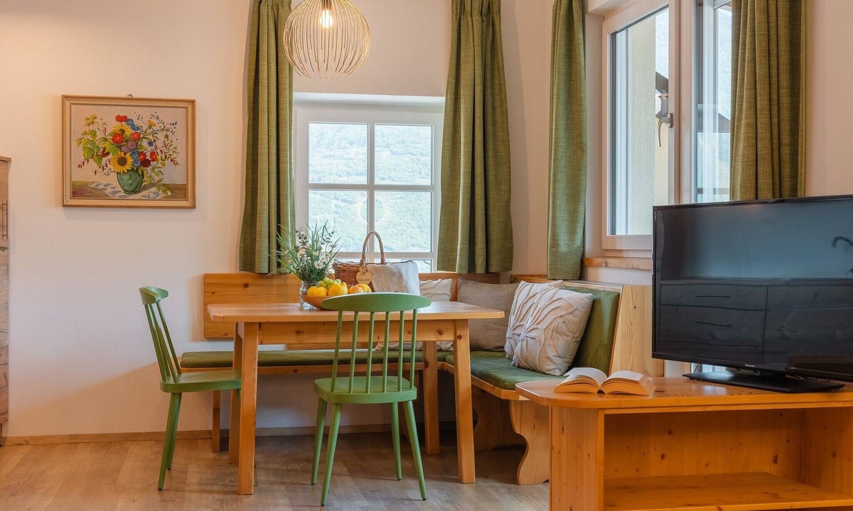 Nalles Apartment | Maisonette with Timeless Elegance & Panoramic Views