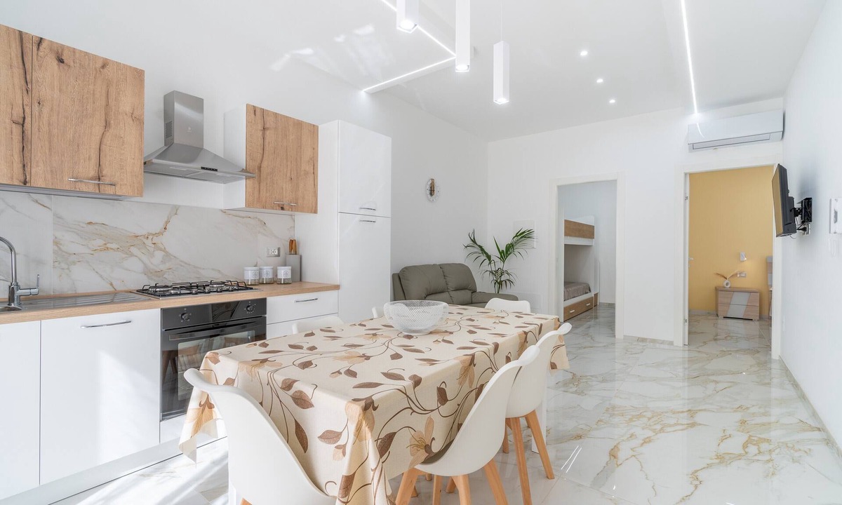 Avola Apartment | Mediterranean Elegance – First Floor Apartment with Balcony, Wi-Fi, and Air Conditioning