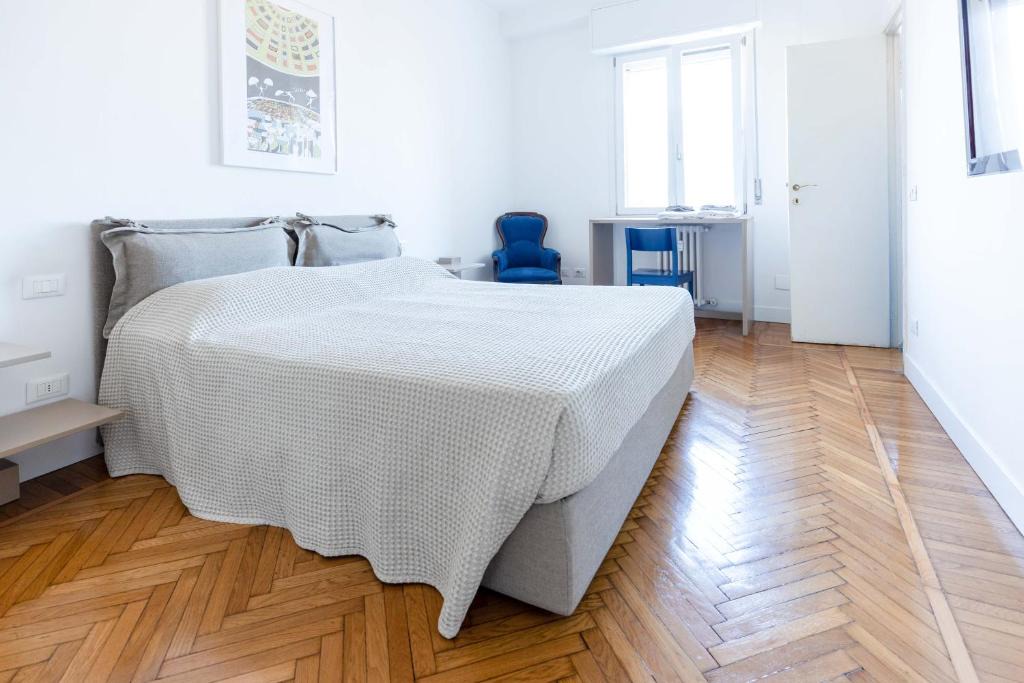Carrobbio Apartment | Milan Flat 5 min from Duomo with Park for small cars