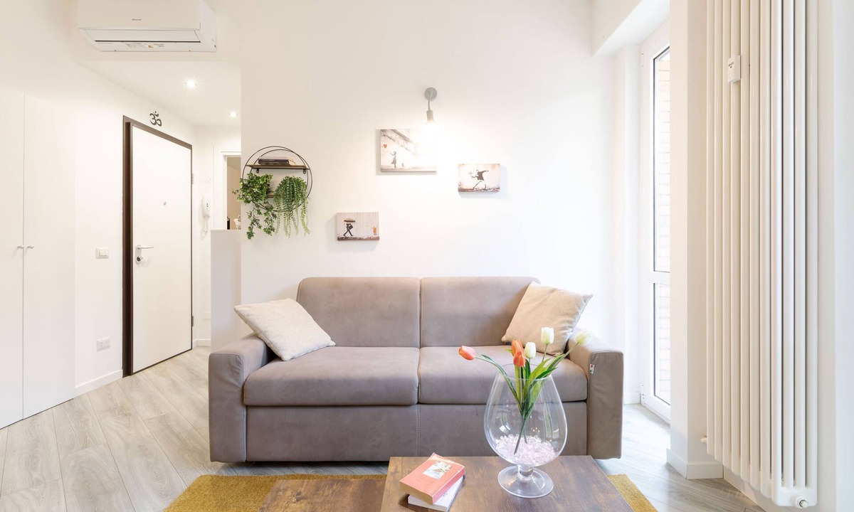 Milanino Apartment | Milan/Monza - Banksy's flowers