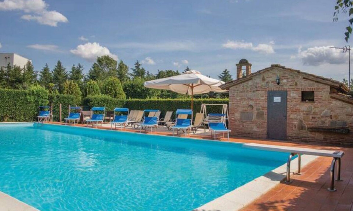 Castiglione del Lago Apartment | Nice apartment for 4 people with WIFI, pool, A/C, TV, veranda and pets allowed