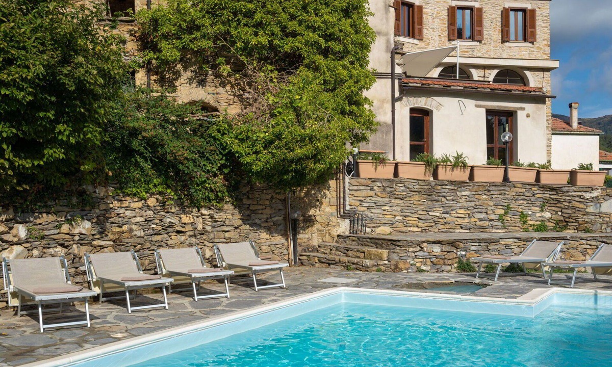 Valloria Apartment | Nice apartment for 8 people with pool, WIFI, TV, patio, pets allowed and panoramic view