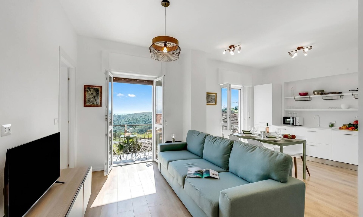 Levo Apartment | Nova Lake View - Flat with Balcony in Stresa, Stresa, Italy