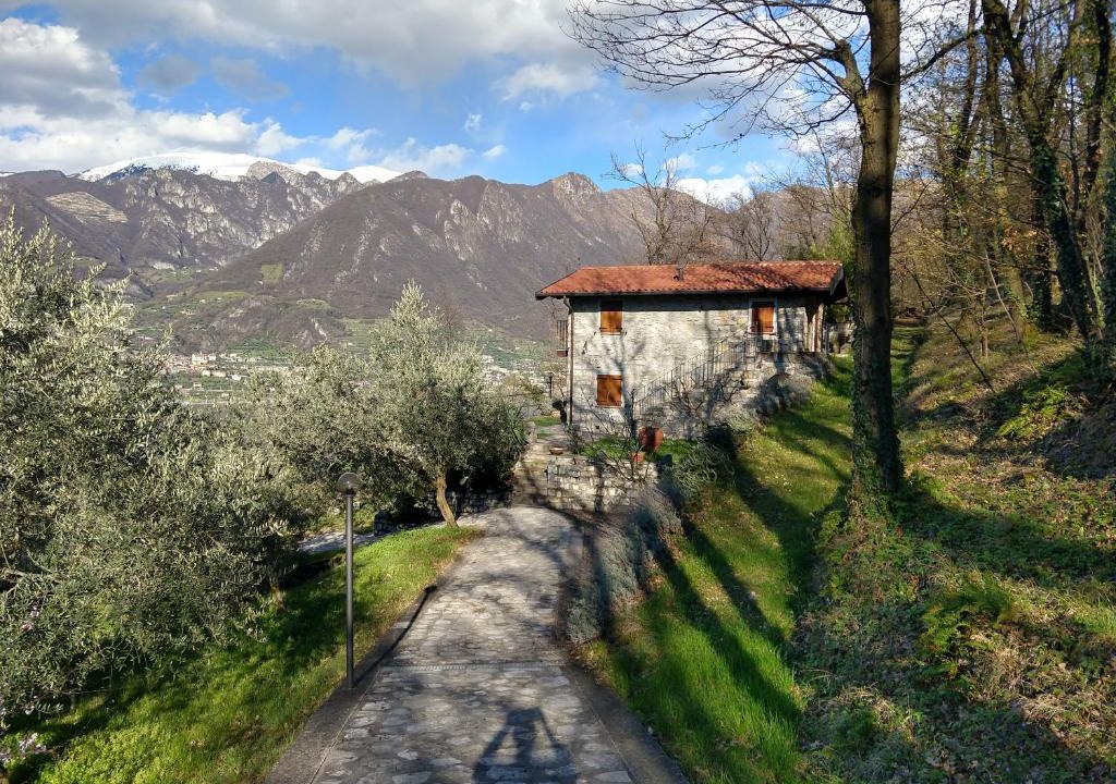 Monte Isola House | Oasi delle Querce casa nel bosco vista lago e comfort a Monte Isola