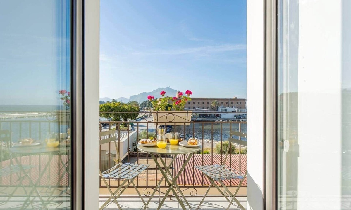 Corso dei Mille - Sant'Erasmo Apartment | Old Port Luxury 2 | Modern Waterfront Elegance