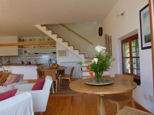Chiavari House | Olive Press Lodge