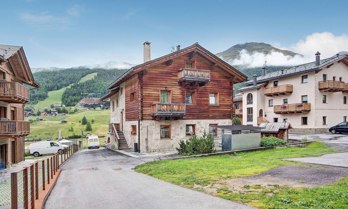 Valtellina Apartment | Pet-Friendly Apartment "Castagne Baitel li Pigna" with Mountain View