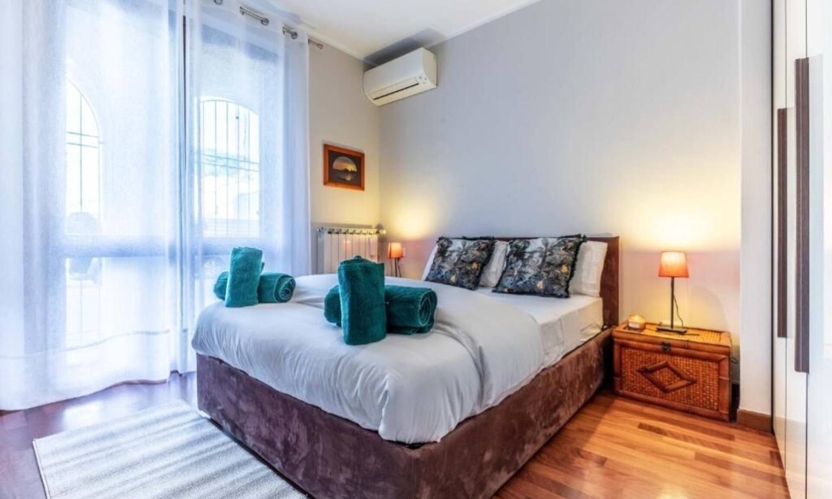 Ticinese Apartment | Prada House: Modern Comfort with Terrace and Parking in Milan