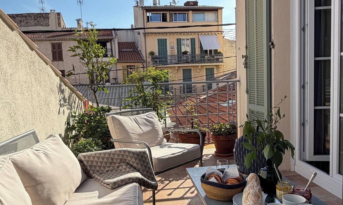 Antibes Old Town Apartment | RENOVATED charming 2 Bed & 2 Bath Apt. in old Antibes with outdoor terrace