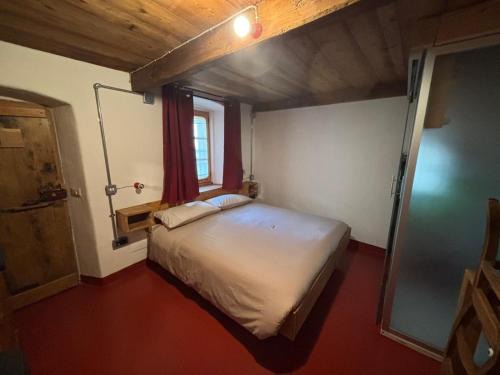 Pontboset Apartment | Riverside Rooms Emma For young and wild spirits